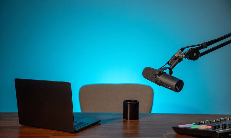 TalkStudio YouTube video prodüksiyonunda kamera, ışık ve çekim ekipmanları